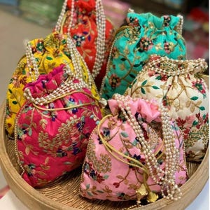 Packung mit 100 bestickten Potli-Beuteln, indischen Clutch-Beuteln, Potli-Beuteln mit Kordelzug, Gastgeschenken für Hochzeiten, Puja-Gastgeschenken, Hochzeitsgeschenken