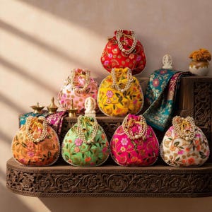 Puede incluir: Una variedad de bolsos bordados con cordón en varios colores, incluyendo rojo, rosa, amarillo y verde. Cada bolso presenta patrones florales, detalles de perlas y un cierre de cordón. Los bolsos se exhiben en una estantería de madera tallada.