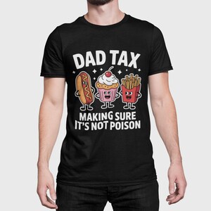 お父さん税PNG 面白い父の日ギフト | 毒物ではないことを確かめるTシャツ | お父さんジョーク 食べ物ユーモアTシャツ | かわいいファーストフード漫画