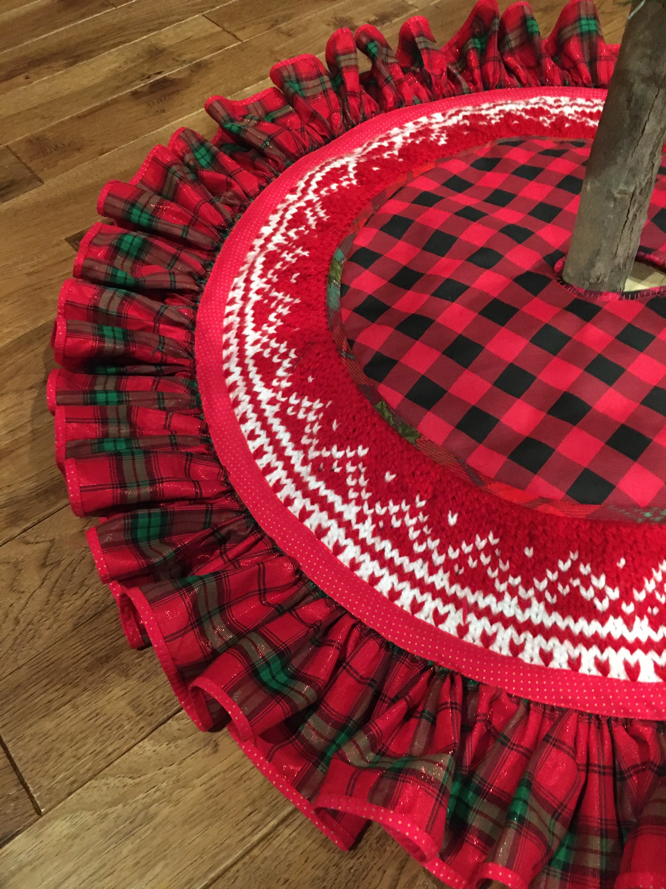 Red And White Christmas Tree Skirt 