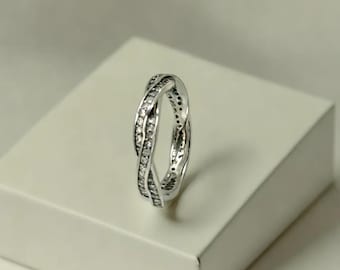 Anillo retorcido de plata de ley: diseño de dos piezas con circonita cúbica.