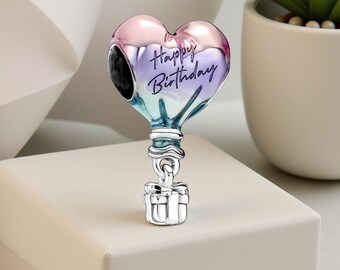 Amuleto de globo aerostático de plata con la inscripción "Feliz cumpleaños".