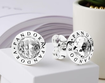 Pendientes de botón con el logo radiante en plata de ley y piedra de selenita.