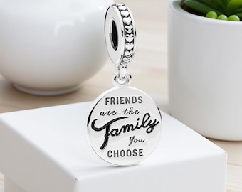 Charm colgante de plata Pandora "Los amigos son familia": simboliza vuestro vínculo. Charm colgante de amistad personalizado para pulseras de charms.