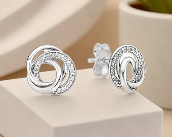 Pendientes de botón con la familia siempre cercada. Pendientes asequibles. Joyería hecha a mano. Pendientes de plata cercados.