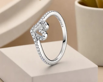 Anillo con forma de horquilla y corazón abierto, joyería brillante con circonitas cúbicas.