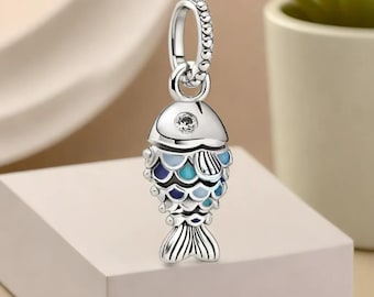Colgante con forma de pez de escamas azules y ojos de circonita cúbica.