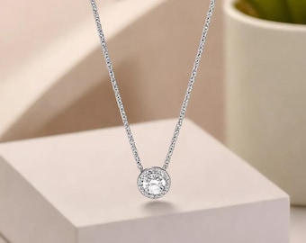 Collar con colgante circular de circonita selenita, diseño clásico de halo.