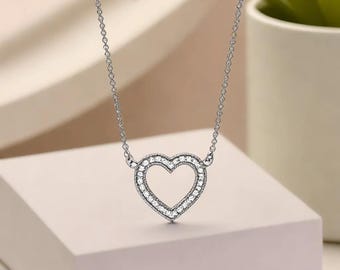 Collar de corazón abierto. Llama la atención con piedras brillantes. Cadena de cable de 45 cm. Collar de plata para mujer con acabado a mano. Un collar asequible.