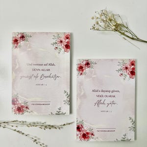 Könnte beinhalten: Zwei Karten mit floralem Design und inspirierenden Zitaten auf Deutsch und Türkisch. Die Karten haben einen Aquarellhintergrund mit rosa Blumen und grünen Blättern. Der Text auf der linken Karte lautet "Und vertraue auf Allah, DENN ALLAH genügt als Beschützer. AHZAB 3" und der Text auf der rechten Karte lautet "Allah'a dayanıp güven, VEKİL OLARAK Allah yeter. AHZAB 3". Beide Karten haben das gleiche Blumenmuster und den Text "FEYZDREAMSHOP" am unteren Rand.