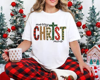 Comfort Colors® Merry Christmas Shirt, Patterned Women's Holiday Tee, Trendy Christmas T-Shirt, Retro Winter Shirt for Her, Xmas Eve Shirt