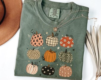 Fall Pumpkin Pattern Shirt, Cute Pumpkin Patch Graphic Tee, Cozy Fall Season Comfort Colors T-Shirt Gift for Thanksgiving Lovers and Moms.