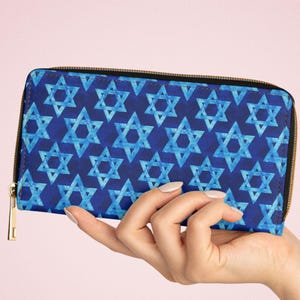 Cartera de piel sintética azul con cremallera y diseño de estrellas de David, con estrellas judías