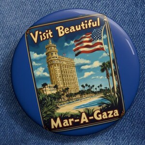 Belle épinglette Mar-A-Gaza, blague amusante sur les pro-USA et Israël Trump, station balnéaire de style carte postale vintage, bouton politique 1,25 po. 2,25 po. ou 3 po.
