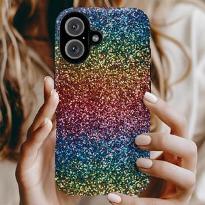 Puede incluir: Una funda para smartphone con un acabado de purpurina multicolor vibrante que transita por un espectro de tonos azul, verde, amarillo, naranja, rojo y morado. La funda incluye un recorte para el módulo de cámara negro con dos aberturas circulares.