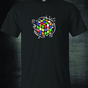 Könnte beinhalten: Schwarzes T-Shirt mit einem weißen Grafikdruck eines Rubik's Cubes mit mathematischen Gleichungen drumherum.
