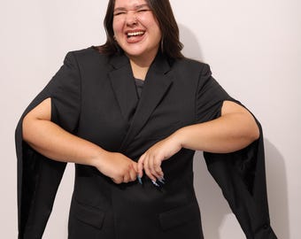 Blazer de raya diplomática reciclado: Prenda vintage reinventada con mangas con aberturas