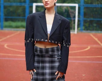 Blazer Transformer de Lana Reciclada: Chaqueta Corta con Ojales