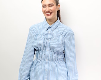 Camisa Azul Reciclada: Blusa abotonada reinterpretada, Moda Sostenible