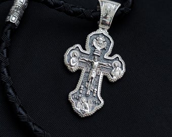 Cruz e cordão em prata de lei com detalhe em prata de lei