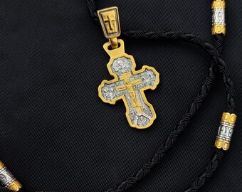 Cruz em prata de lei com cordão e detalhe em prata com banho de ouro 999.