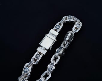 Pulseira de prata com a imagem de Santa Maria.