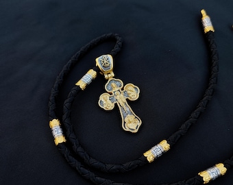 Cruz em prata de lei com cordão e detalhe em prata com banho de ouro 999, sem a imagem de Jesus.