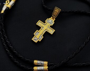 Cruz em prata de lei com cordão e detalhe em prata com banho de ouro 999.