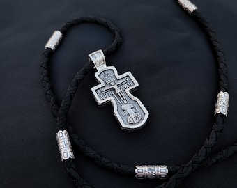 Cruz e cordão de prata com detalhes em prata