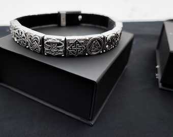Uma pulseira feita de prata e runas escandinavas com detalhes em ébano e couro no estilo dos "Vikings de Midgard".