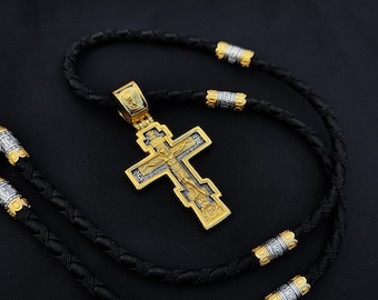 Cruz em prata de lei com cordão e detalhe em prata com banho de ouro 999.
