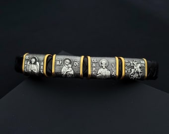 Pulseira de prata com imagens de São Miguel, Santa Maria e São Nicolau, banhada a ouro e em couro.