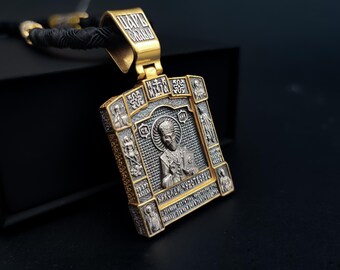 Pingente em prata de lei com cordão, detalhe em prata e banho de ouro 999.