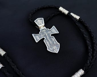 Cruz clássica de prata com cordão e detalhe em prata