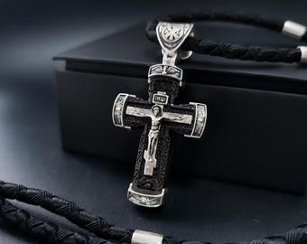 Cruz de prata com detalhe em madeira de ébano e cordão com incrustação de prata
