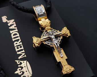 Cruz de prata com detalhe em ébano e cordão com detalhe em prata e banho de ouro 24 quilates.