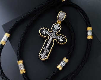 Cruz em prata de lei com cordão e detalhe em prata com banho de ouro 999.