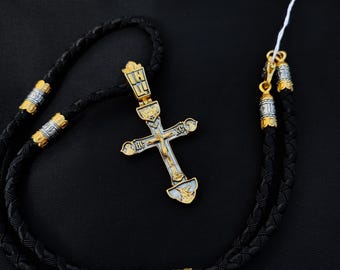 Cruz de prata com renda e detalhe em prata com banho de ouro 24 quilates.