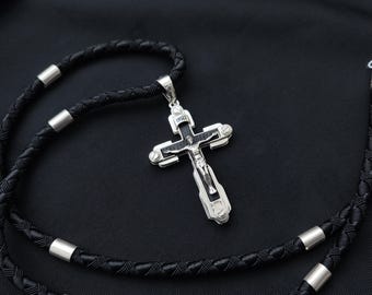 Cruz elegante em prata de lei com detalhe em ébano e cordão com detalhe em prata.