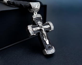 Cruz de prata com detalhe em madeira de ébano e cordão com incrustação de prata