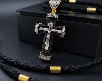 Cruz de prata com detalhe em madeira de ébano e cordão com incrustação de prata