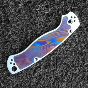 Cuchillo Spyderco Paramilitary 2 TC 4 hecho a mano con incrustaciones de Timascus Mokuti de titanio y escala lateral. Cuchillos Spyderco. Spyderco Paramilitary 2.