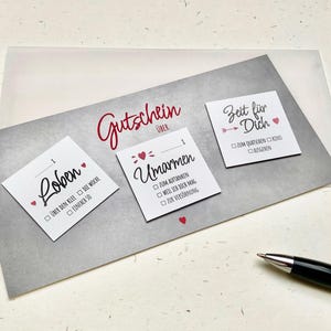 Vale con tarjetas regalo adhesivas tipo “Tiempo para ti, elogios, abrazos…” para rellenar tú mismo incluyendo un sobre