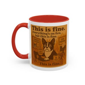 Puede incluir: Taza de cerámica blanca con borde rojo. La taza presenta una ilustración de dibujos animados de un perro sentado frente a una computadora con llamas en el fondo. El texto en la taza dice "This is fine. Everything's on fire, but this is fine."