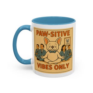 Może przedstawiać: Biały ceramiczny kubek do kawy z niebieskim rantem. Kubek przedstawia grafikę psa medytującego z tekstem "Paw-sitive Vibes Only" i mniejszy obraz psa z tekstem "Chico".