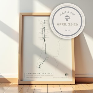 Peut inclure: Impression encadrée de la carte du parcours du Camino de Santiago, avec un fond beige clair et un tracé vert foncé. L'impression comprend le texte "CAMINO DE SANTIAGO" et un graphique circulaire avec le texte "MATT & KIM APRIL 25-26 2023".