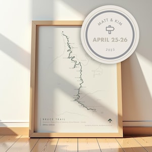 Pode incluir: Um mapa impresso e emoldurado do Bruce Trail no Canadá, com uma rota de linha preta sobre fundo claro. Uma sobreposição circular exibe o texto Matt & Kim, April 25-26, 2023, com um ícone de sinalização. A impressão inclui detalhes e coordenadas.