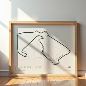 Könnte beinhalten: Ein gerahmter Druck des Silverstone Circuit Streckenplans in Dunkelgrün auf hellem Hintergrund. Die Grafik zeigt den Rennstreckenverlauf mit nummerierten Kurven sowie den Text Silverstone Circuit, England, British Grand Prix, 5.891 km, 18 Turns.