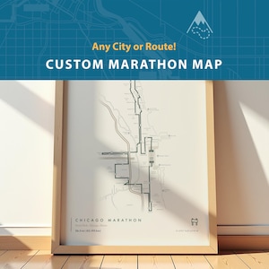 Puede incluir: Impresión enmarcada de mapa de maratón personalizado. El mapa es de la ruta del maratón de Chicago, con el texto "Any City or Route! CUSTOM MARATHON MAP" en la parte superior. El mapa muestra la ruta en un estilo minimalista, con la distancia de 42,195 km en la parte inferior.