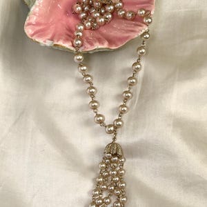 Colar vintage com borla de pérola falsa marcada Coro